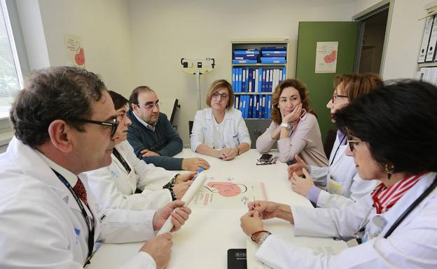 Reunión de la consejera María Martín con el equipo de diálisis del hospital San Pedro. 