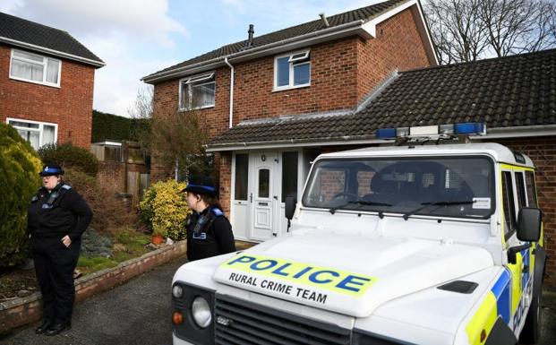 Un vehículo policial hace guardia en la vivienda de Skripal.