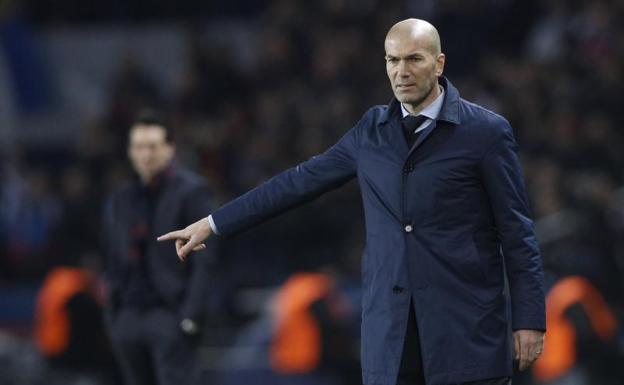 Zinedine Zidane da instrucciones durante el choque ante el PSG. 