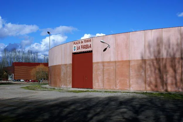 Plaza de toros 'La Farola', situada muy próxima a las piscinas climatizadas. :: F. D.