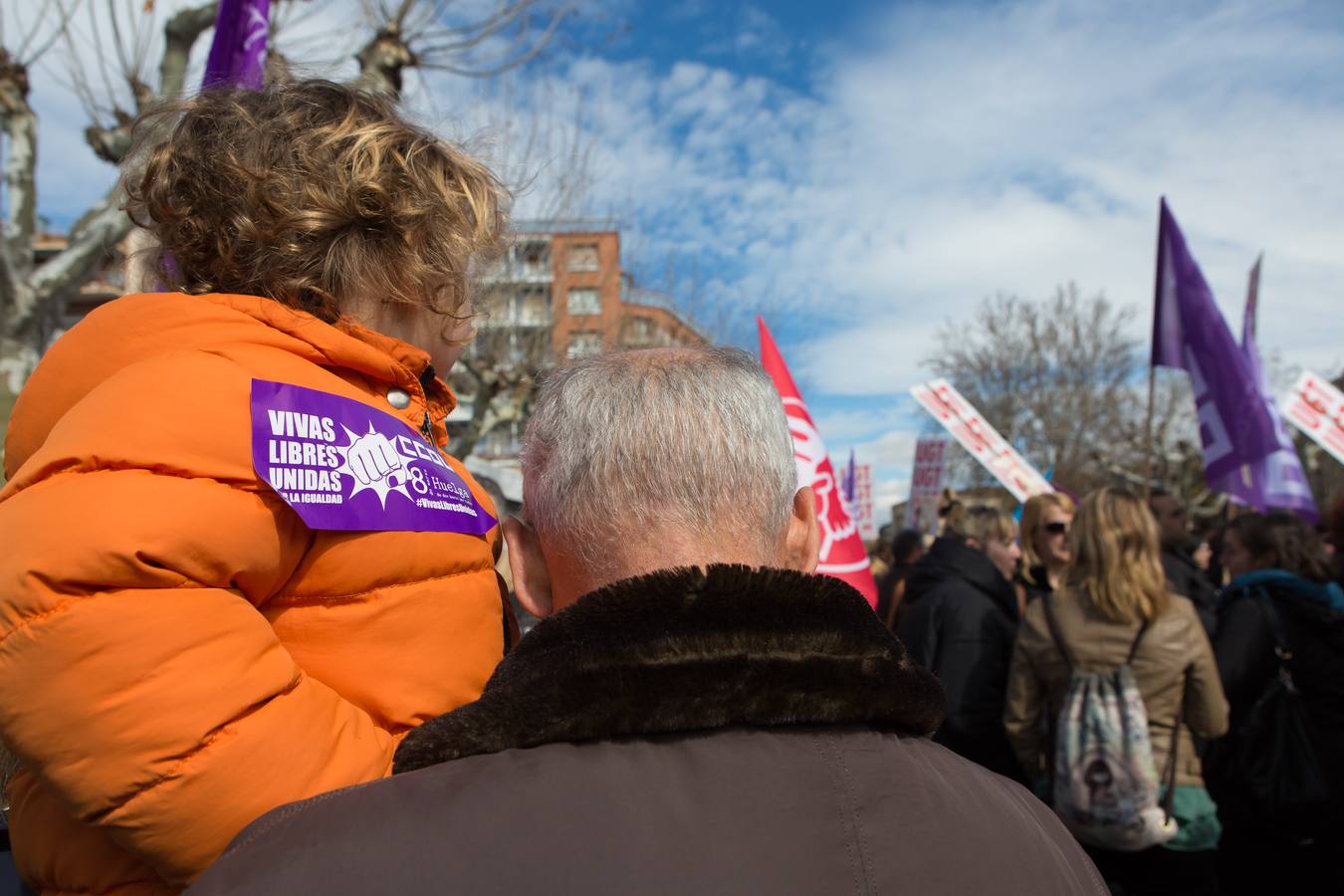 Logroño ha vivido este jueves una mañana de reivindicaciones en el Día Internacional de la Mujer, con comida de mujeres en la CNT o concentraciones ante el Palacete de Gobierno