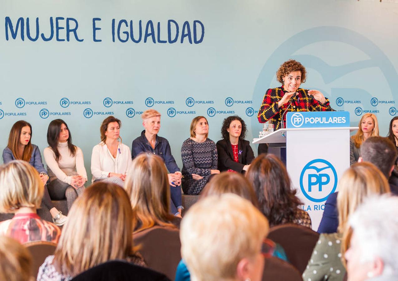 La ministra de Sanidad, Dolors Montserrat, ha clausurado la convención sectorial "Mujer e Igualdad", organizada por el PP con motivo del Día Internacional de la Mujer, en la que también han intervenido el vicesecretario de Política Social popular, Javier Maroto; y el presidente del PP y Gobierno riojanos, José Ignacio Ceniceros.