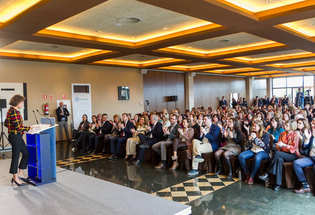 La ministra de Sanidad, Dolors Montserrat, ha clausurado la convención sectorial "Mujer e Igualdad", organizada por el PP con motivo del Día Internacional de la Mujer, en la que también han intervenido el vicesecretario de Política Social popular, Javier Maroto; y el presidente del PP y Gobierno riojanos, José Ignacio Ceniceros.