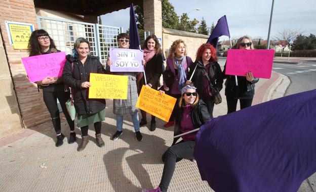 Un grupo de mujeres con pancartas secunda la convocatoria de paro.