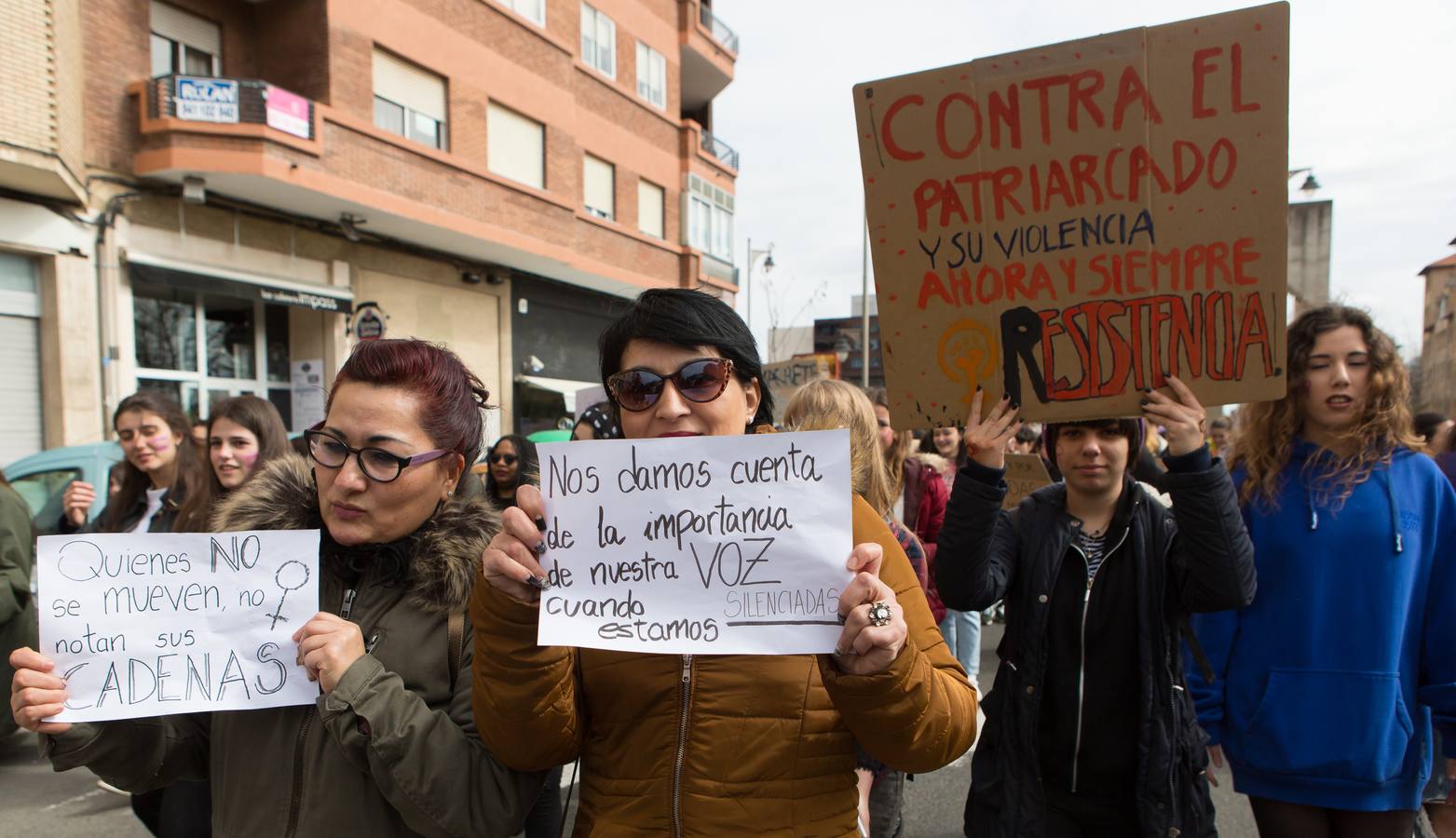 En el Día Internacional de la Mujer, las estudiantes han querido reivindicar la igualdad en una manifestación que ha partido de la UR y que ha llegado hasta la Delegación del Gobierno