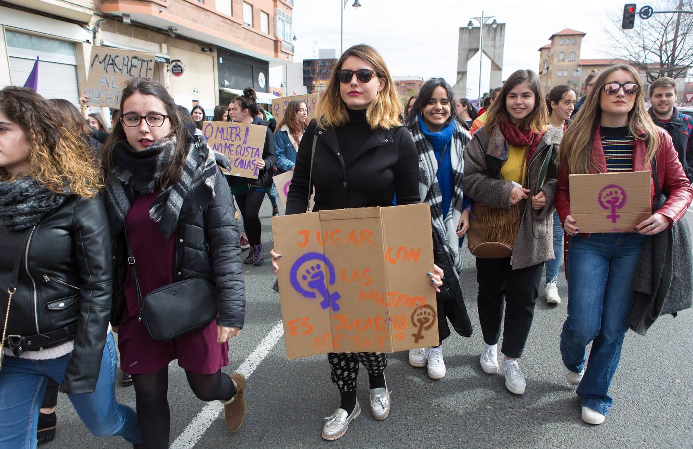 En el Día Internacional de la Mujer, las estudiantes han querido reivindicar la igualdad en una manifestación que ha partido de la UR y que ha llegado hasta la Delegación del Gobierno