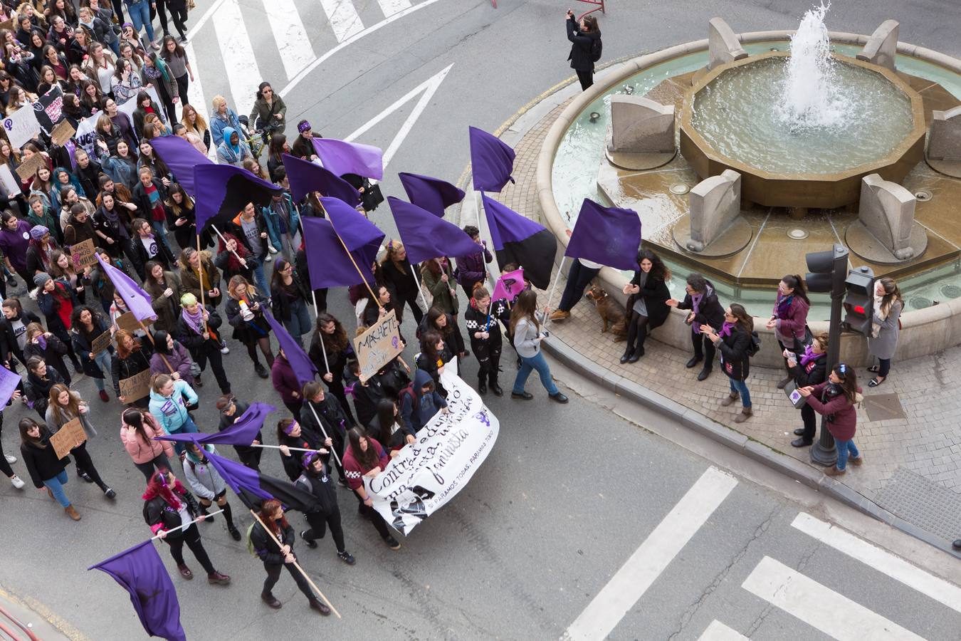 En el Día Internacional de la Mujer, las estudiantes han querido reivindicar la igualdad en una manifestación que ha partido de la UR y que ha llegado hasta la Delegación del Gobierno