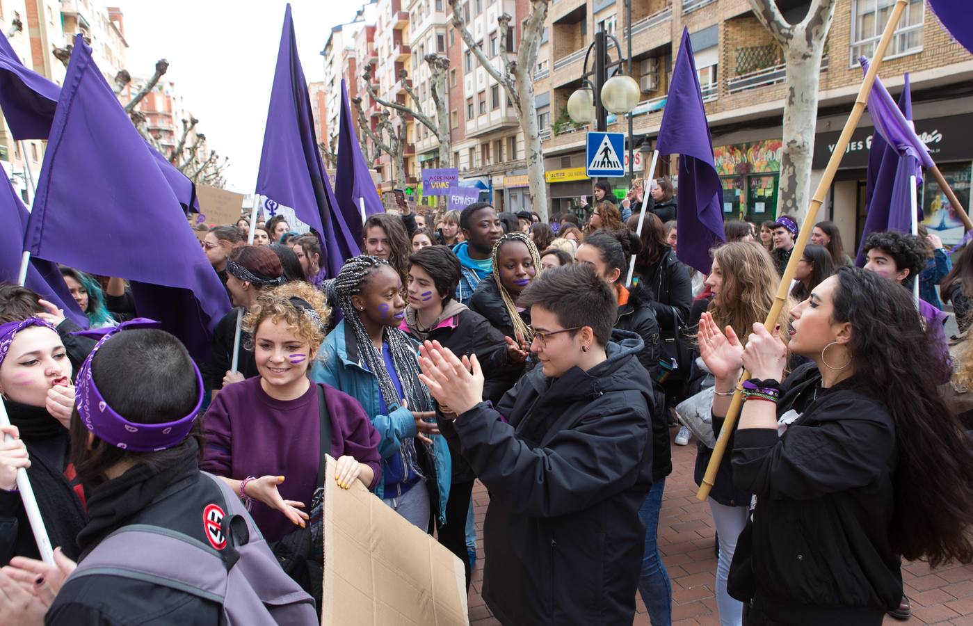 En el Día Internacional de la Mujer, las estudiantes han querido reivindicar la igualdad en una manifestación que ha partido de la UR y que ha llegado hasta la Delegación del Gobierno
