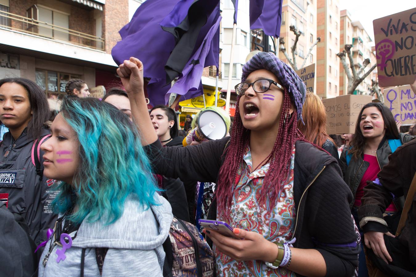 En el Día Internacional de la Mujer, las estudiantes han querido reivindicar la igualdad en una manifestación que ha partido de la UR y que ha llegado hasta la Delegación del Gobierno