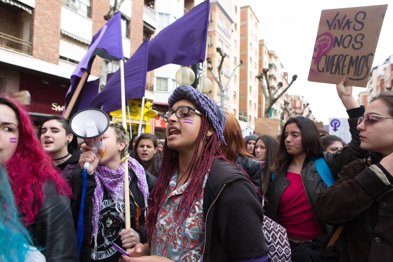 En el Día Internacional de la Mujer, las estudiantes han querido reivindicar la igualdad en una manifestación que ha partido de la UR y que ha llegado hasta la Delegación del Gobierno