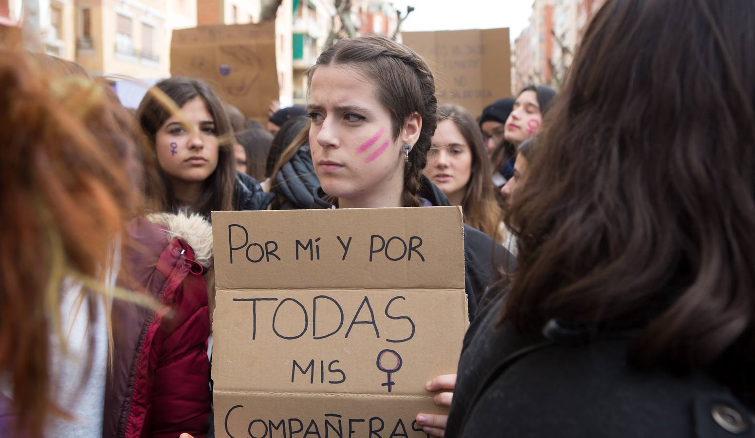 En el Día Internacional de la Mujer, las estudiantes han querido reivindicar la igualdad en una manifestación que ha partido de la UR y que ha llegado hasta la Delegación del Gobierno