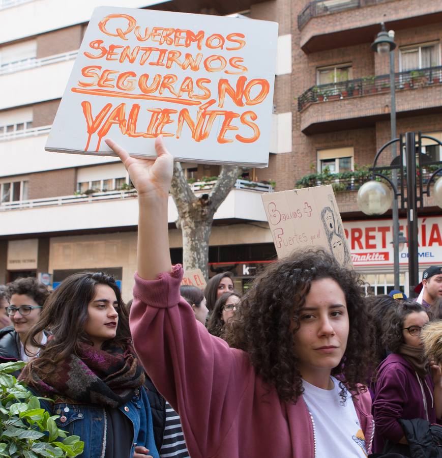 En el Día Internacional de la Mujer, las estudiantes han querido reivindicar la igualdad en una manifestación que ha partido de la UR y que ha llegado hasta la Delegación del Gobierno