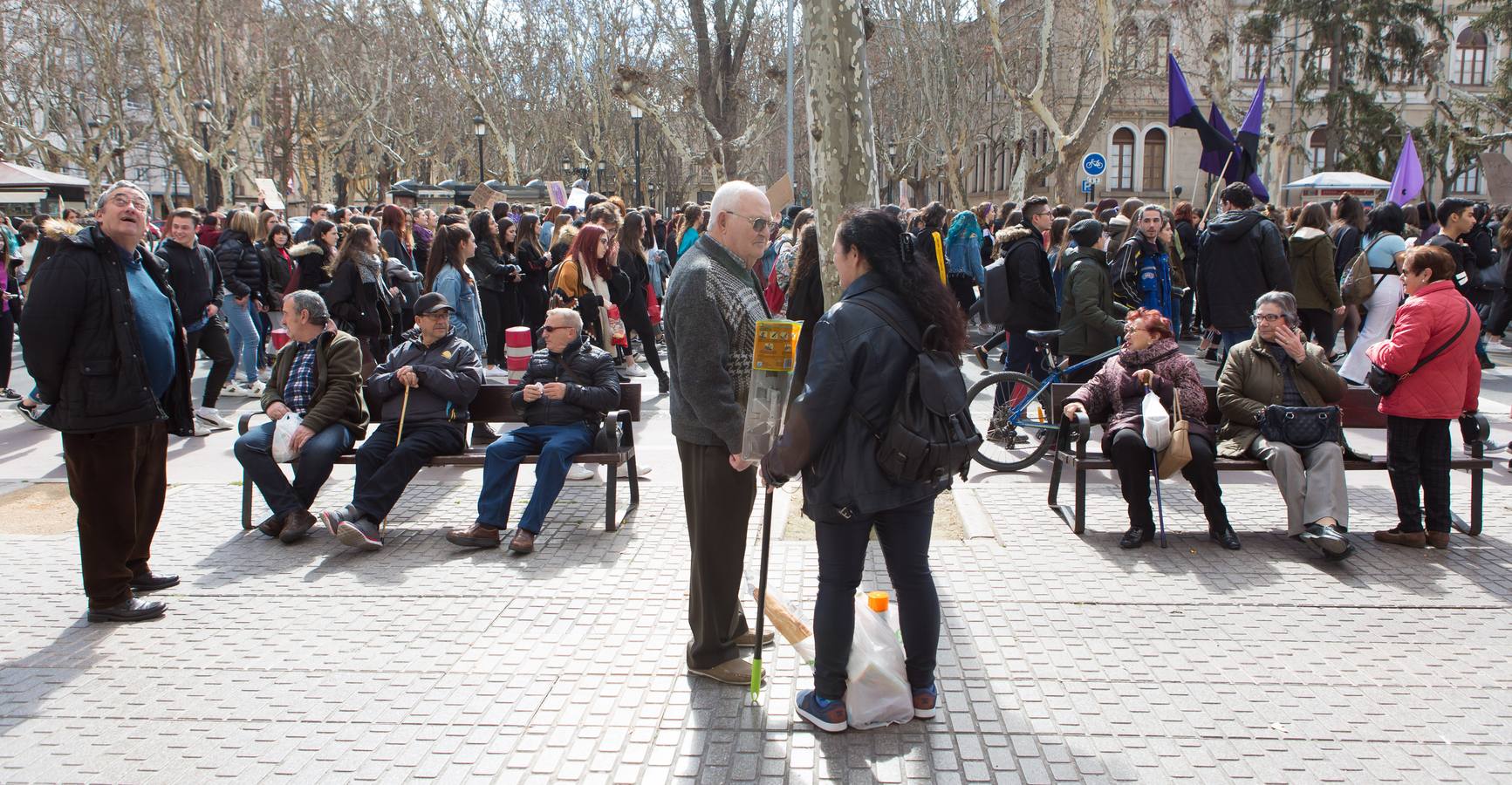 En el Día Internacional de la Mujer, las estudiantes han querido reivindicar la igualdad en una manifestación que ha partido de la UR y que ha llegado hasta la Delegación del Gobierno