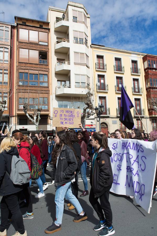 En el Día Internacional de la Mujer, las estudiantes han querido reivindicar la igualdad en una manifestación que ha partido de la UR y que ha llegado hasta la Delegación del Gobierno