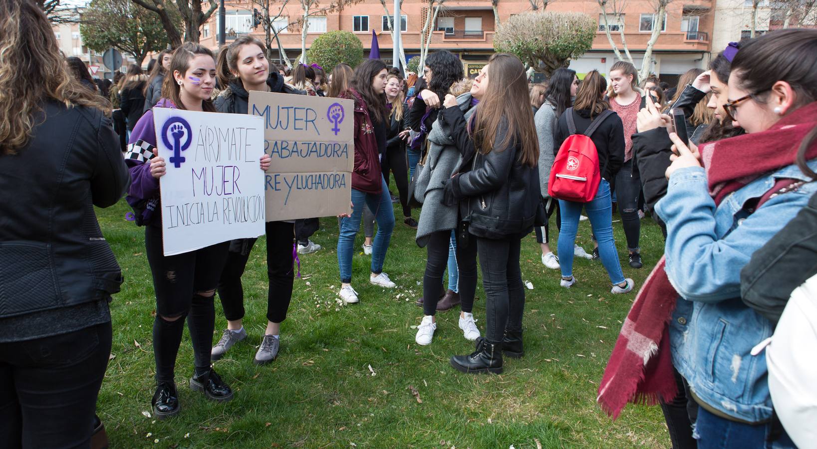 En el Día Internacional de la Mujer, las estudiantes han querido reivindicar la igualdad en una manifestación que ha partido de la UR y que ha llegado hasta la Delegación del Gobierno