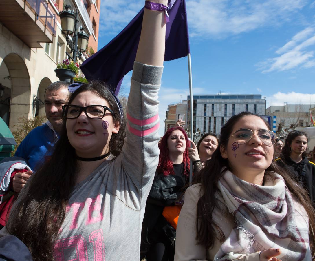 En el Día Internacional de la Mujer, las estudiantes han querido reivindicar la igualdad en una manifestación que ha partido de la UR y que ha llegado hasta la Delegación del Gobierno