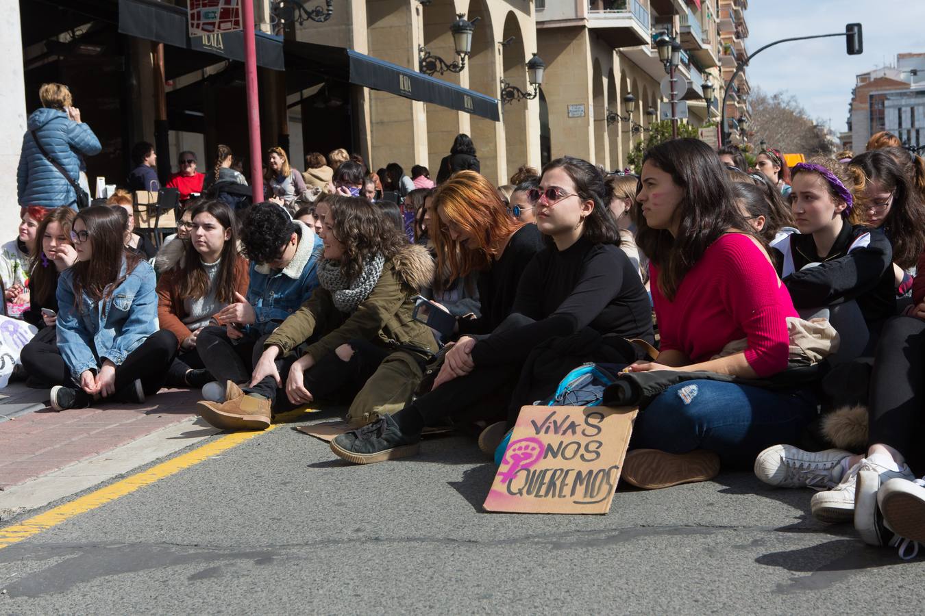 En el Día Internacional de la Mujer, las estudiantes han querido reivindicar la igualdad en una manifestación que ha partido de la UR y que ha llegado hasta la Delegación del Gobierno