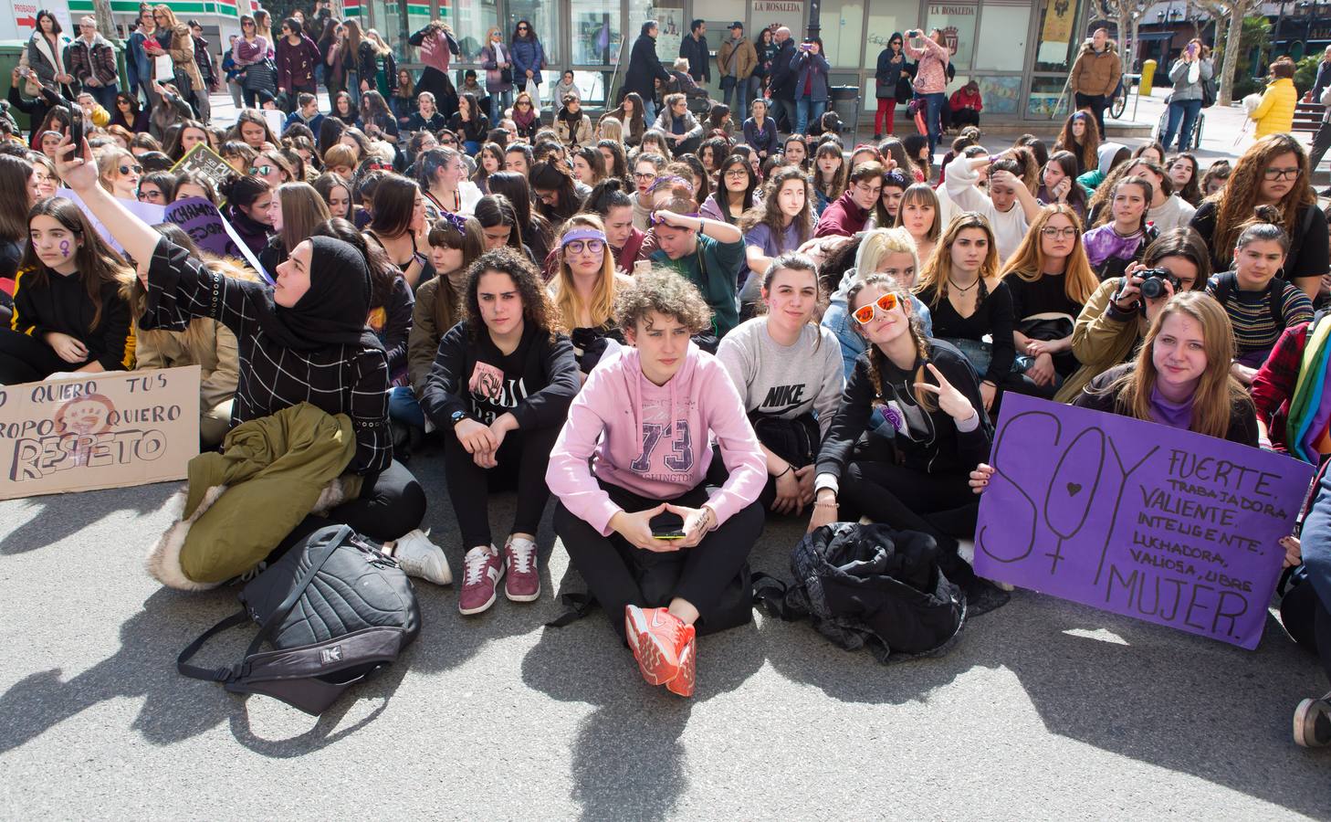 En el Día Internacional de la Mujer, las estudiantes han querido reivindicar la igualdad en una manifestación que ha partido de la UR y que ha llegado hasta la Delegación del Gobierno