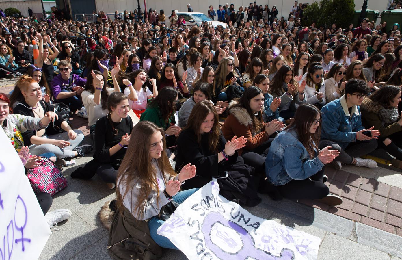En el Día Internacional de la Mujer, las estudiantes han querido reivindicar la igualdad en una manifestación que ha partido de la UR y que ha llegado hasta la Delegación del Gobierno