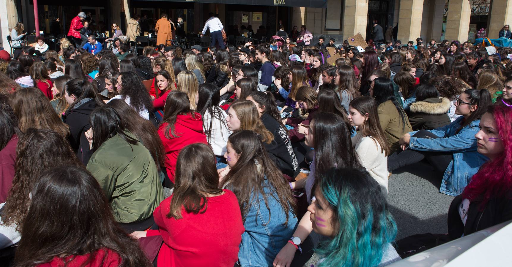 En el Día Internacional de la Mujer, las estudiantes han querido reivindicar la igualdad en una manifestación que ha partido de la UR y que ha llegado hasta la Delegación del Gobierno