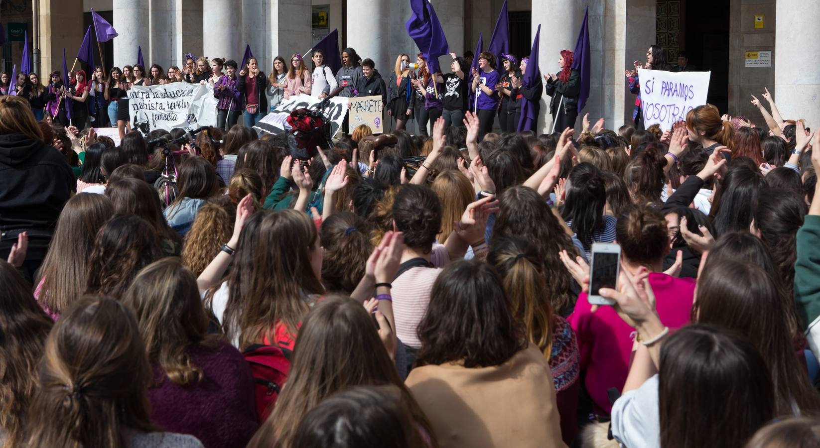 En el Día Internacional de la Mujer, las estudiantes han querido reivindicar la igualdad en una manifestación que ha partido de la UR y que ha llegado hasta la Delegación del Gobierno