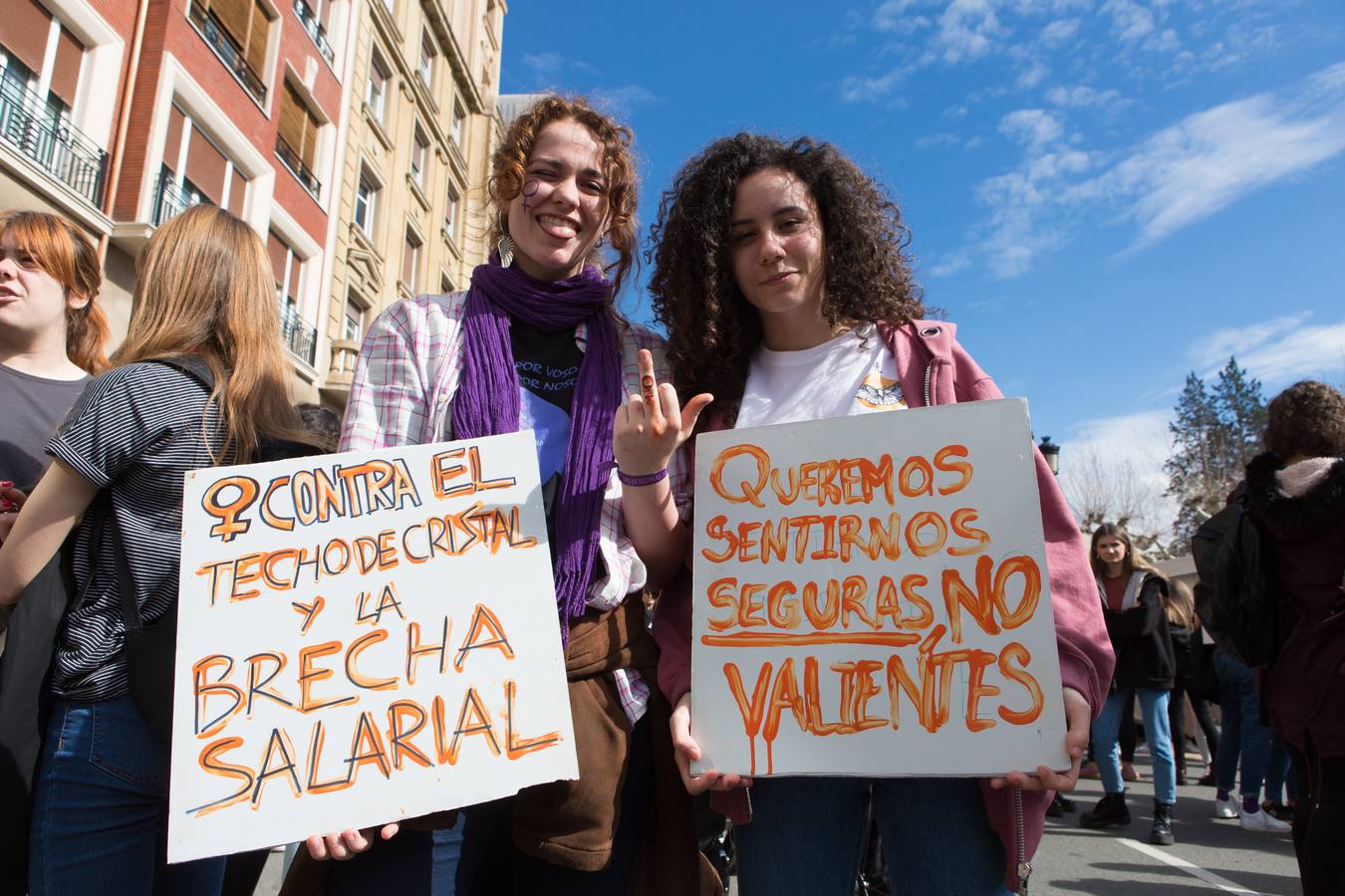 En el Día Internacional de la Mujer, las estudiantes han querido reivindicar la igualdad en una manifestación que ha partido de la UR y que ha llegado hasta la Delegación del Gobierno