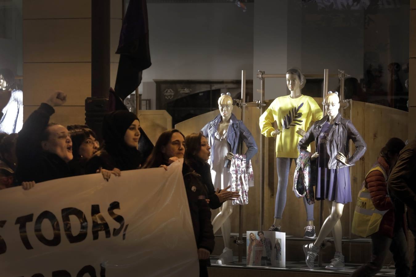 Multitudinaria ha sido la manifestación de despedida del Día Internacional de la Mujer organizada por la Coordinadora Huelga Feminista