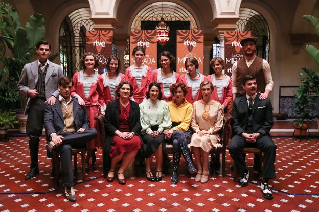 Ana Wagener, Macarena García, Patricia López Arnaiz y Cecilia Freire, principales actrices de 'La otra mirada', en el centro con el resto del elenco.