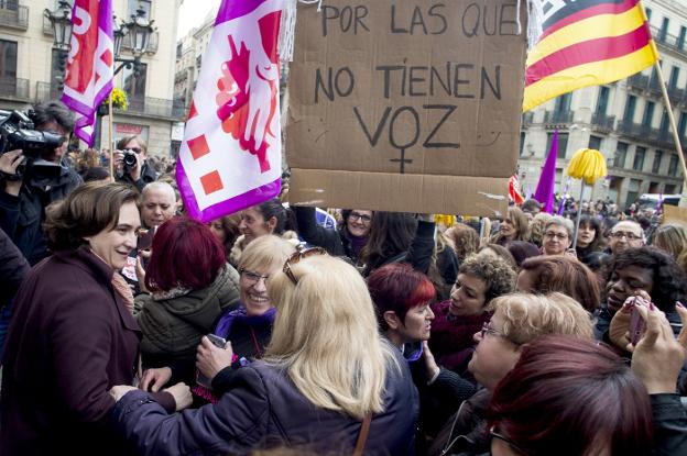 Manifestantes saludan a Ada Colau durante una de las concentraciones en Barcelona. :: Quique García / efe