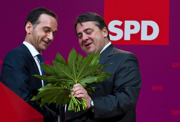 Gabriel, a la derecha, ofrece un ramo de hojas a Maas durante un congreso del SPD. :: J. MACDOUGALL / efe