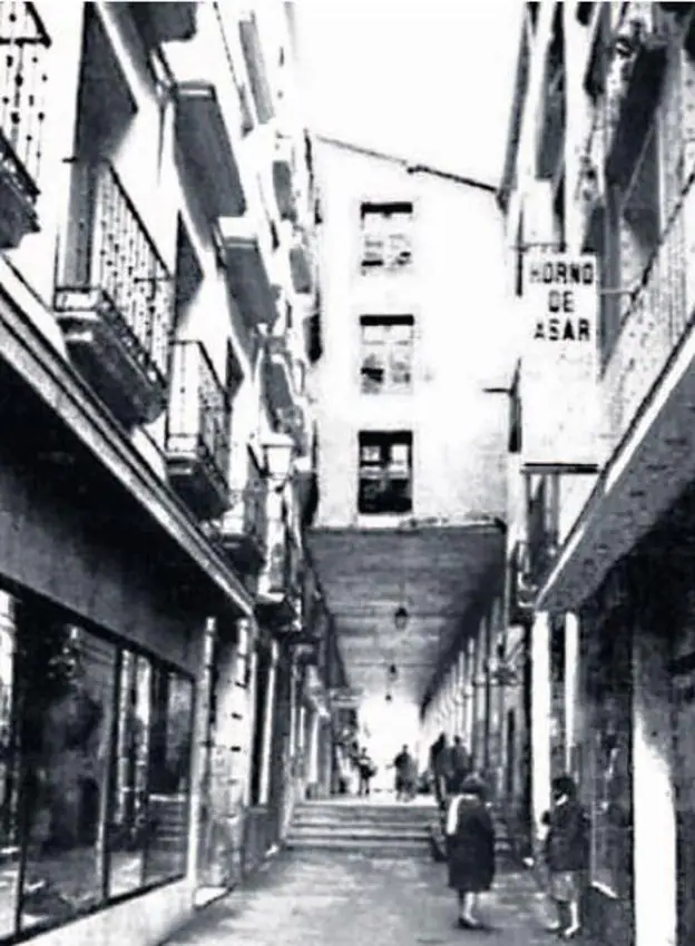 Vista del tramo de Carnicerías, hacia la plaza del Mercado.