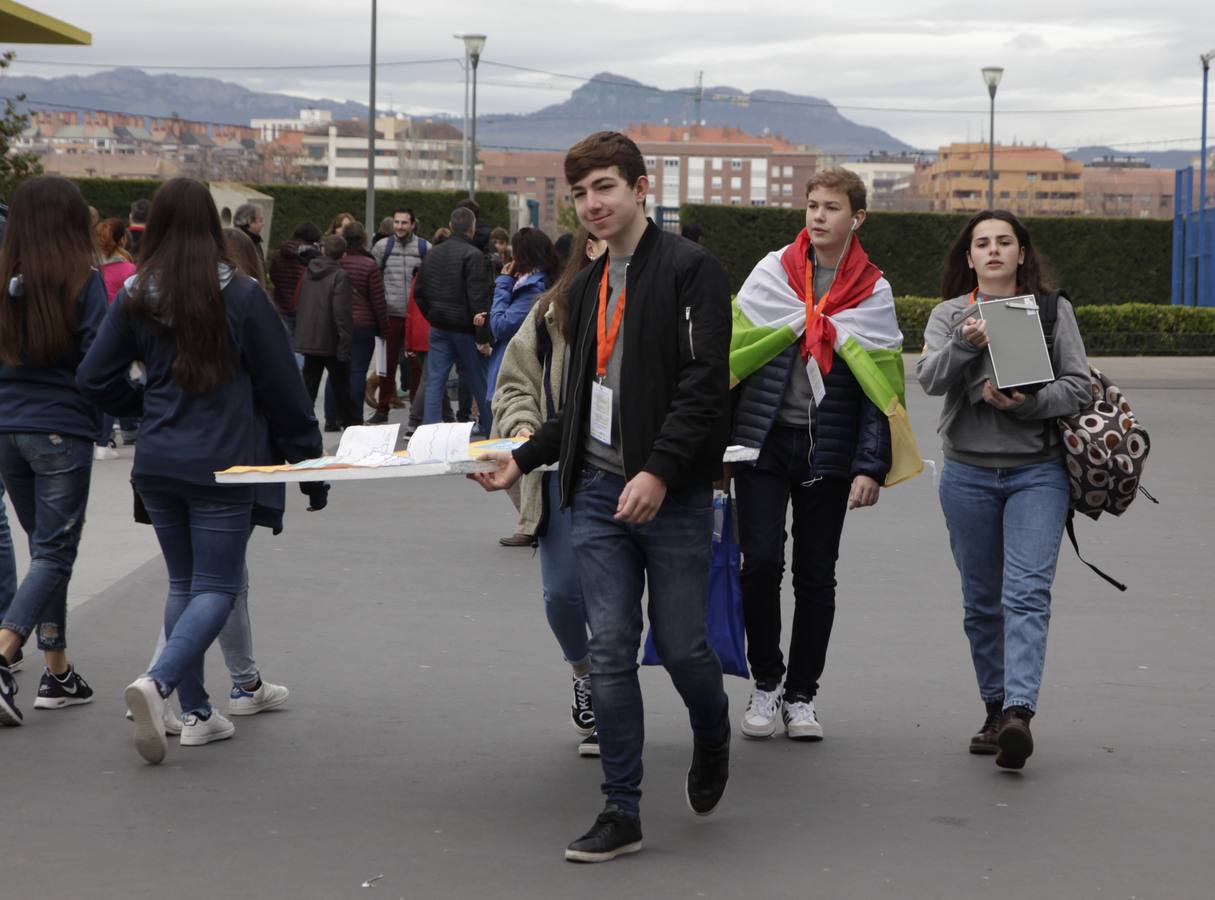 Más de 700 jóvenes de toda España se enfrentan en el evento, celebrado en el colegio Maristas de Logroño