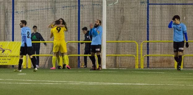 Diego e Isra celebran uno de los goles que el Yagüe le marcó al Agoncillo en El Salvador. :: s. tercero