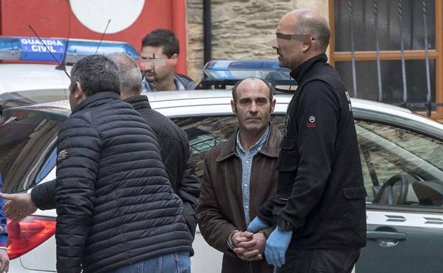 La Guardia Civil escolta a Javier Ledo tras realizar registros en su domicilio hoy.