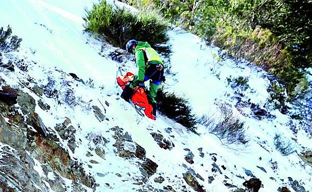 Imagen principal - La patrulla de salvadores de la montaña en La Rioja