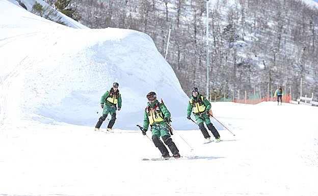 Imagen principal - La patrulla de salvadores de la montaña en La Rioja