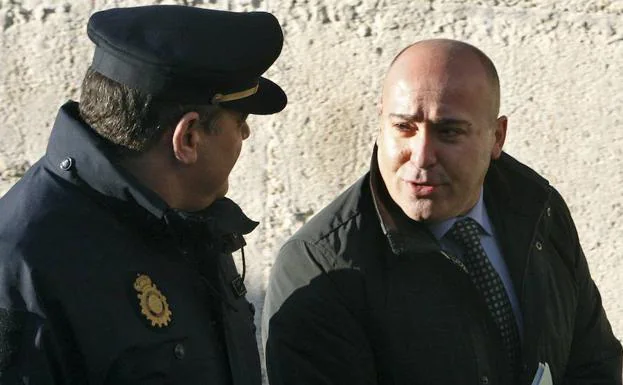 El exespía del Centro Nacional de Inteligencia Roberto Flórez (d) llega a la Audiencia Provincial de Madrid. 