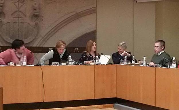 Sesión informativa en materia de turismo en el Parlamento riojano. 