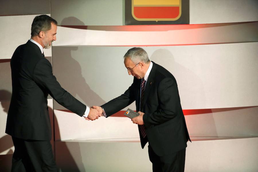 El rey Felipe VI, junto al presidente del COE, Alejandro Blanco, durante la XII edición de la Gala Anual del Comité Olímpico Español celebrada en Madrid. 