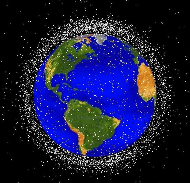 Miles de objetos considerados como basura espacial flotan en el espacio.