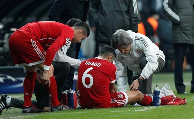 Thiago Alcántara, atendido por los doctores del Bayern ante el Besiktas. 