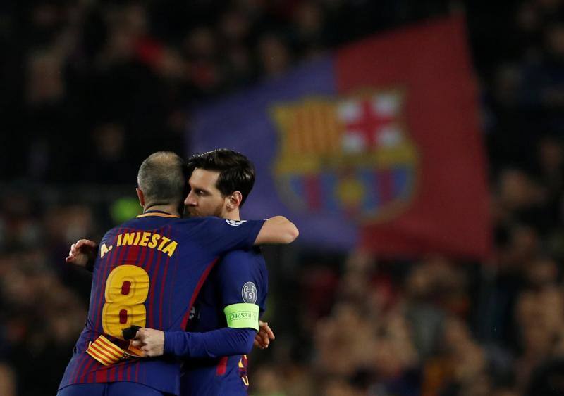 Andrés Iniesta se abraza a Leo Messi tras cederle el brazalete de capitán. 