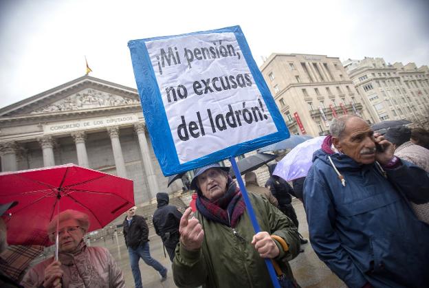 Un grupo de jubilados, concentrados ayer frente al Congreso de los Diputados. :: alberto ferreras