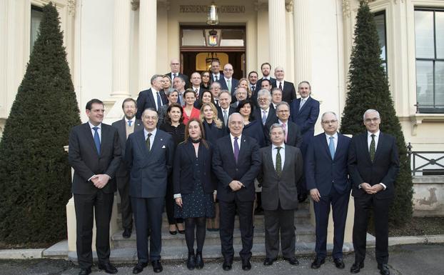 Reunión de embajadores en el Palacete del Gobierno regional. 