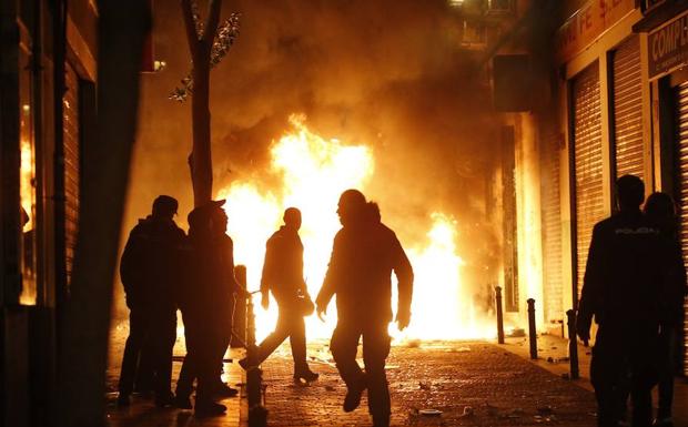 Policías antidisturbios intentan calmar la tensión en la calle. 