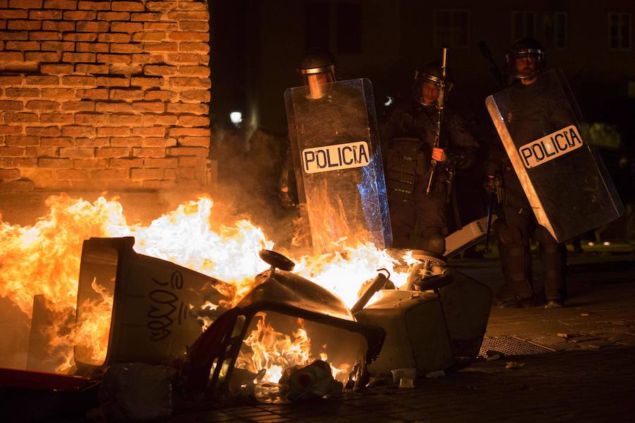 Un grupo de más de medio centenar de personas han quemado contenedores y causado desperfectos en el mobiliario urbano en el madrileño barrio de Lavapiés tras la muerte este jueves de un mantero de 35 años y origen subsahariano a causa de una parada cardiorrespiratoria.