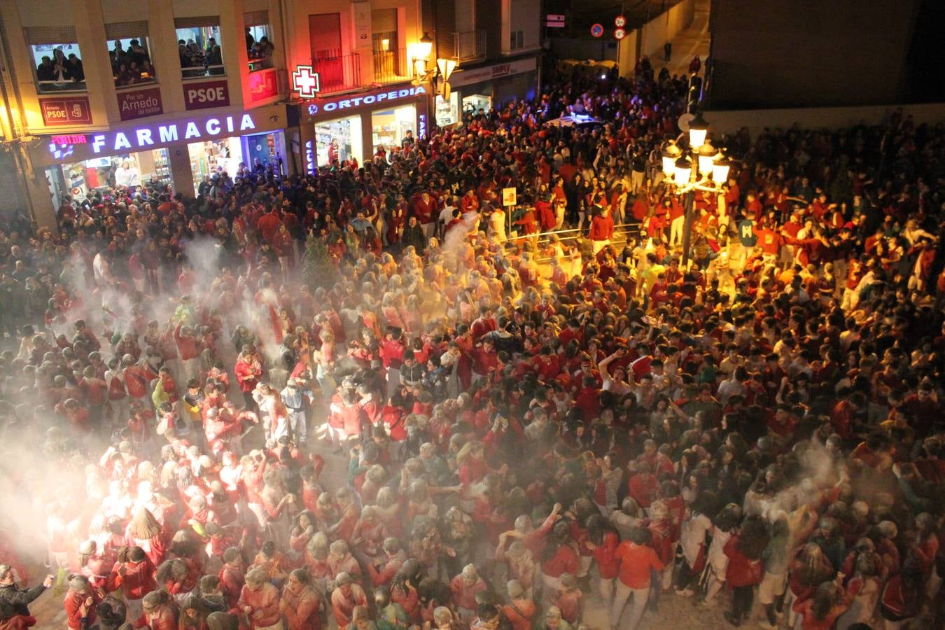 El lanzamiento de la 'bomba' abrió la noche del jueves 72 horas de fuestas de San José en Arnedo