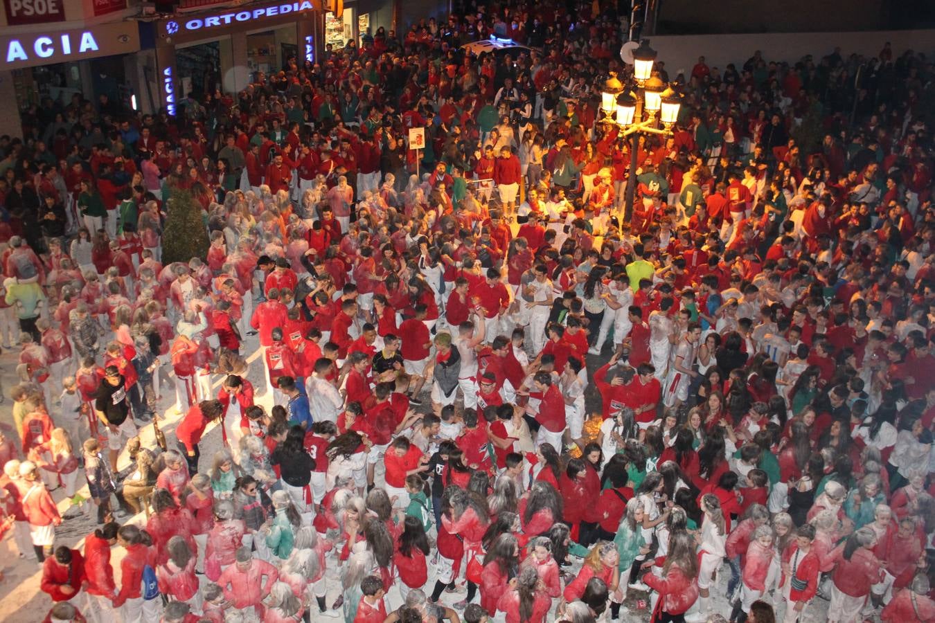 El lanzamiento de la 'bomba' abrió la noche del jueves 72 horas de fuestas de San José en Arnedo