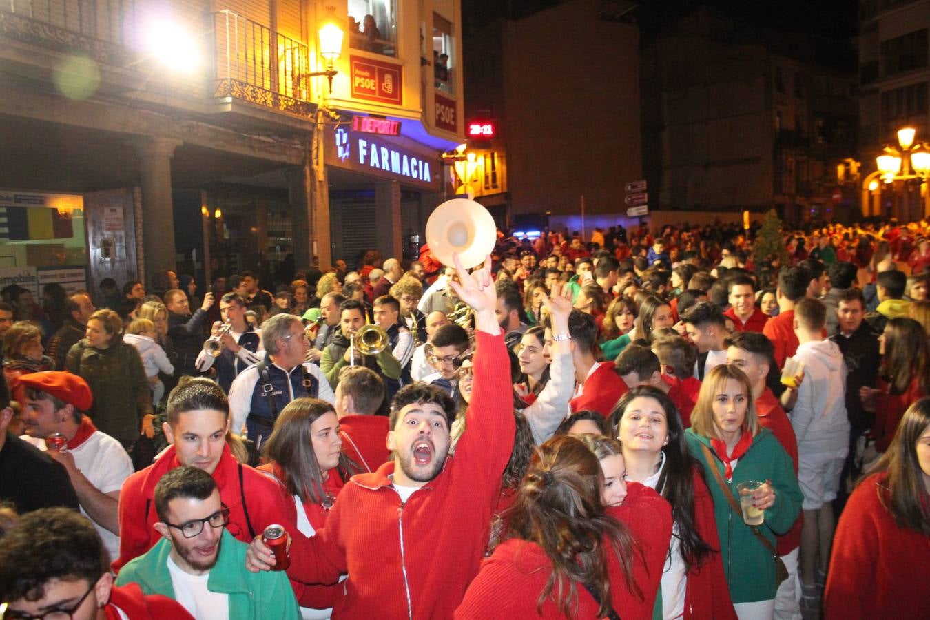 El lanzamiento de la 'bomba' abrió la noche del jueves 72 horas de fuestas de San José en Arnedo