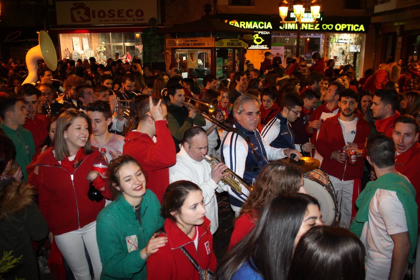 El lanzamiento de la 'bomba' abrió la noche del jueves 72 horas de fuestas de San José en Arnedo